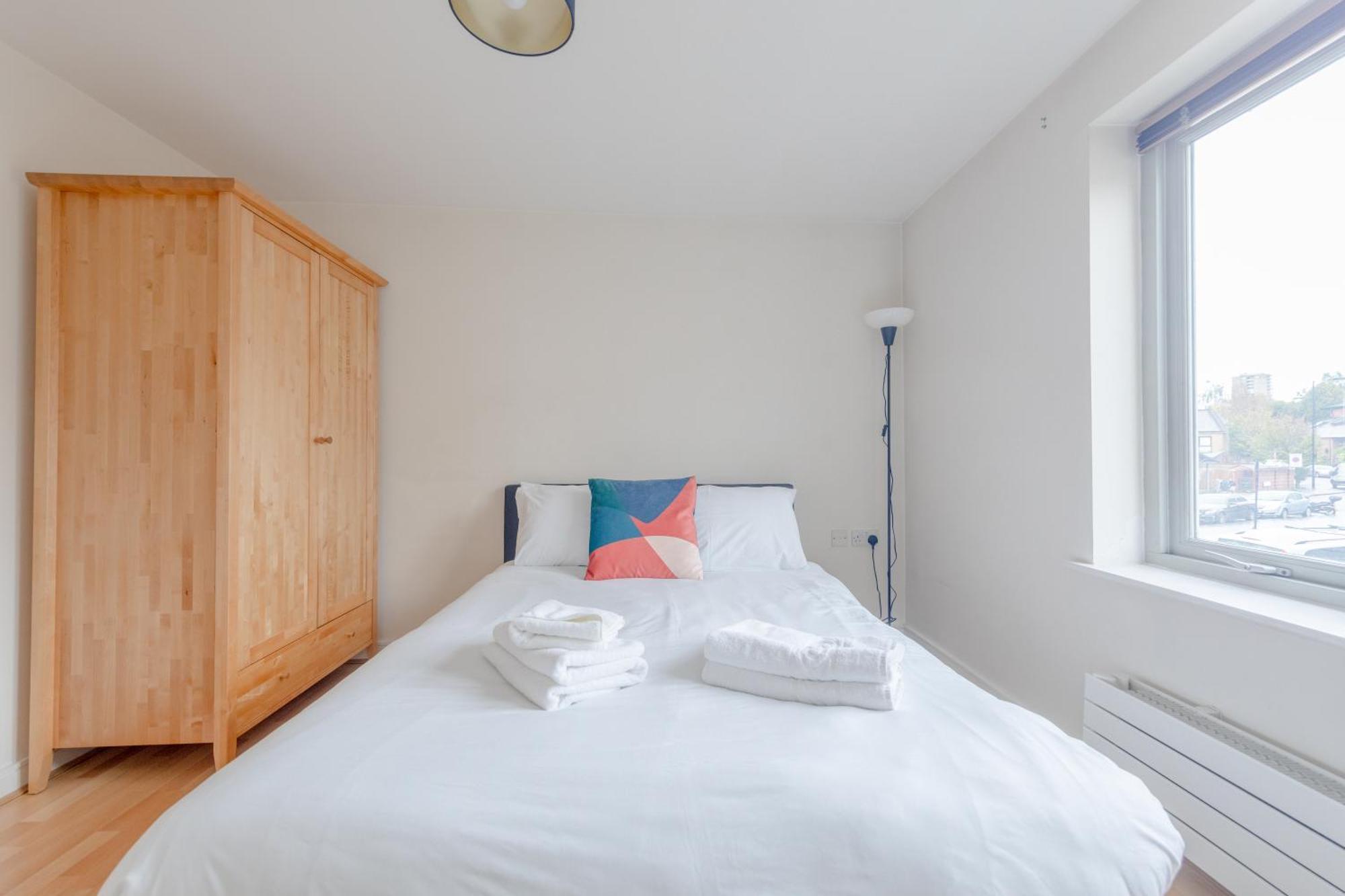 Spacious 2 Bedroom Near White Apartamento