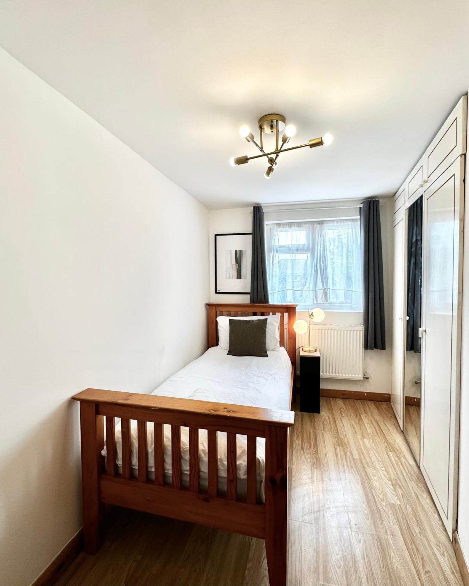 Relaxing In Spacious House * London