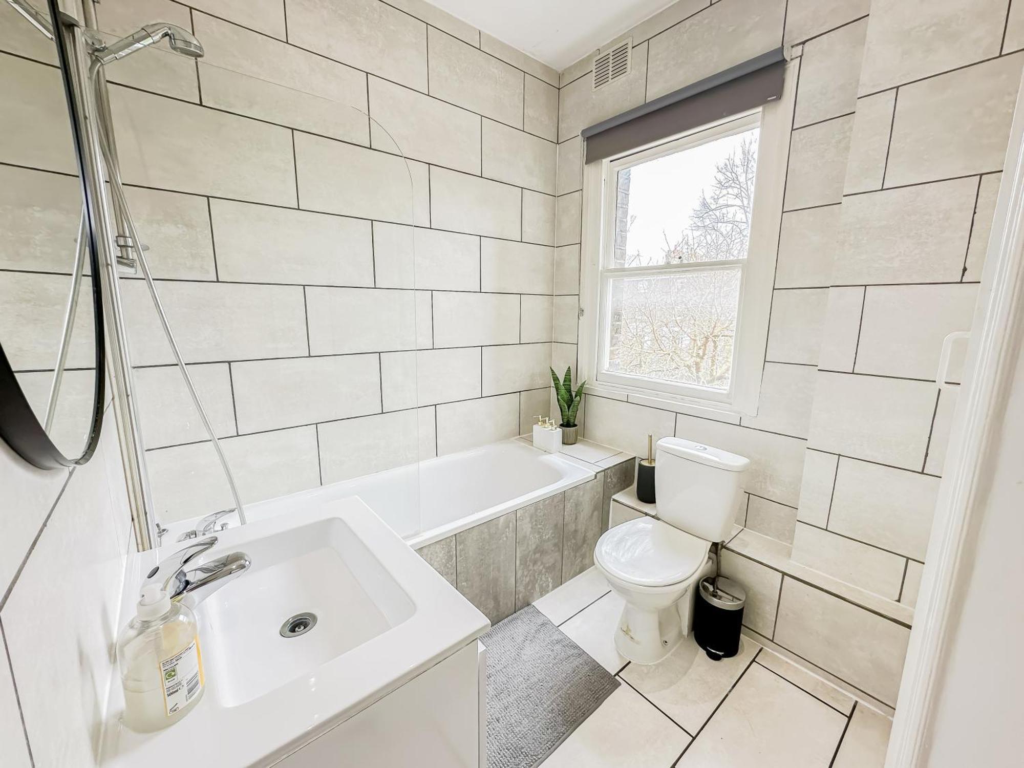 Stylish 2-Bedroom Apartment In Maida Vale Near Little Venice & Paddington Apartment London