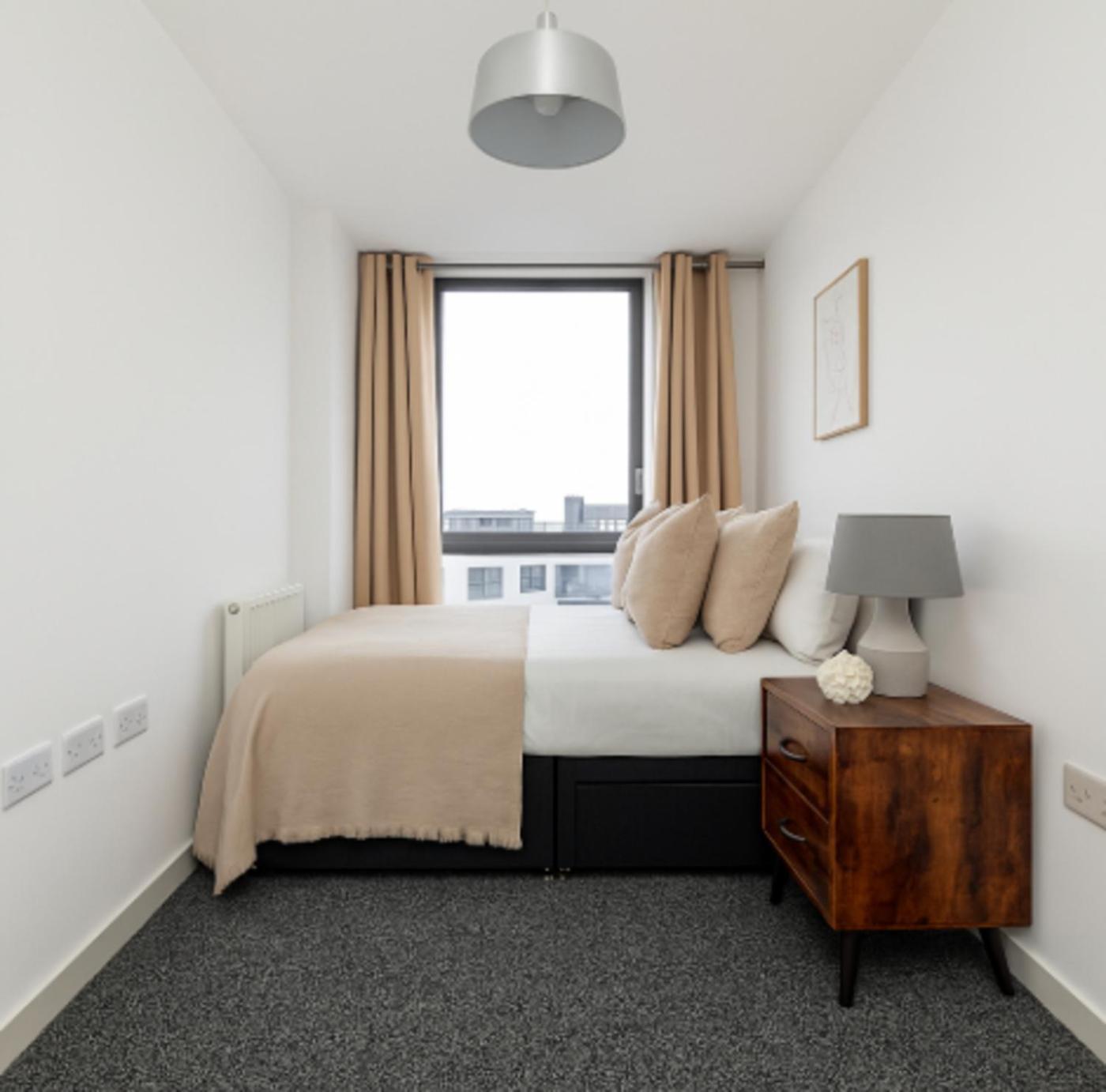 2 Bed Flat Near Stratford Station Apartment London