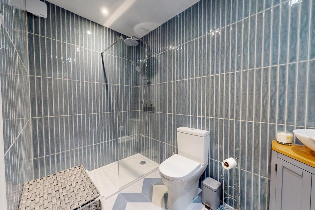 Bright 2 Bed With Patio & Backyard On Victoria Park Appartement *