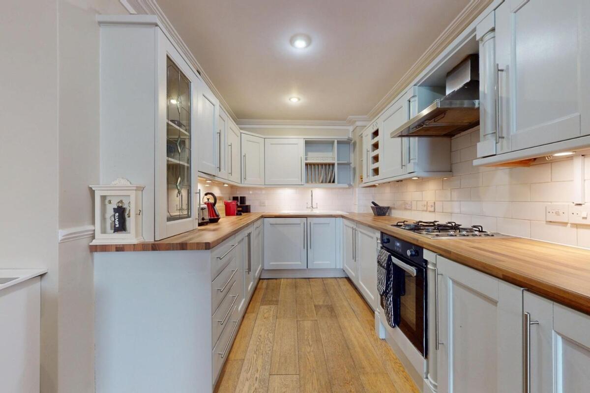 Bright 2 Bed With Patio & Backyard On Victoria Park *