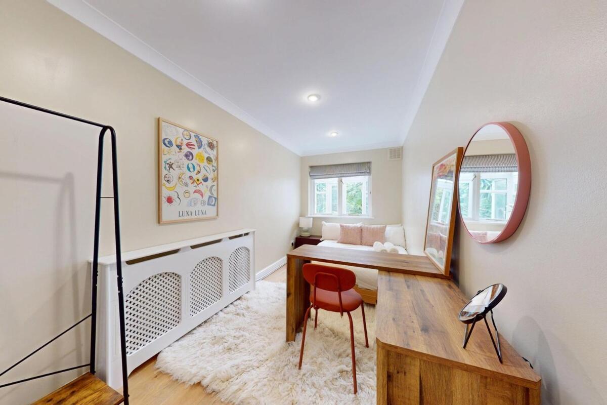 Bright 2 Bed With Patio & Backyard On Victoria Park