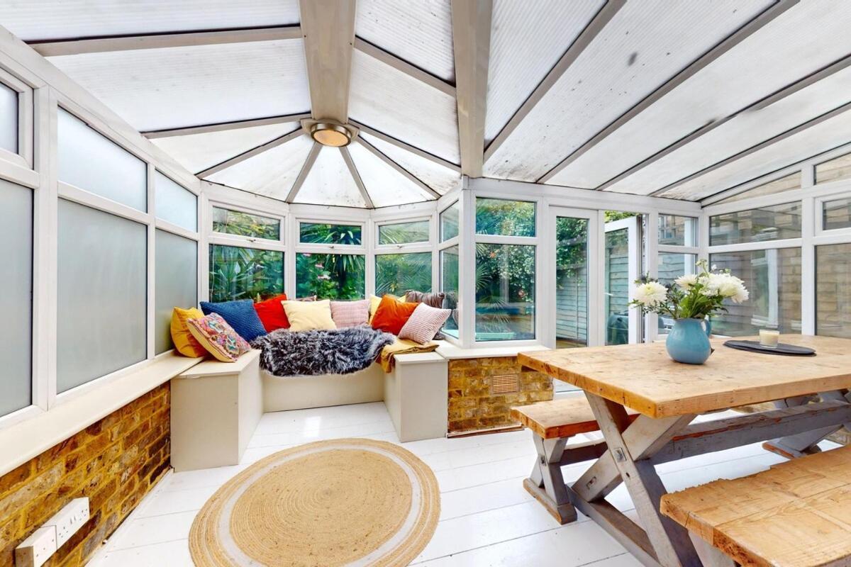 Bright 2 Bed With Patio & Backyard On Victoria Park Appartement Londen