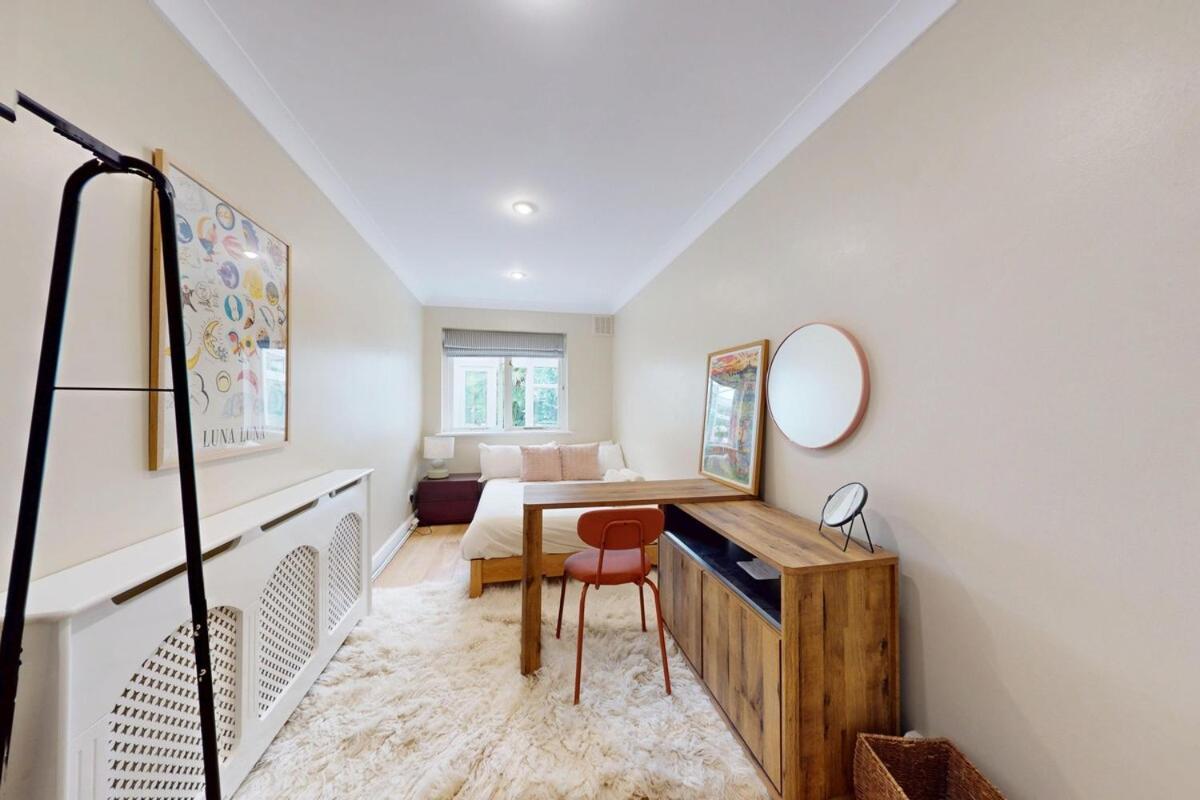Appartement Bright 2 Bed With Patio & Backyard On Victoria Park Londen