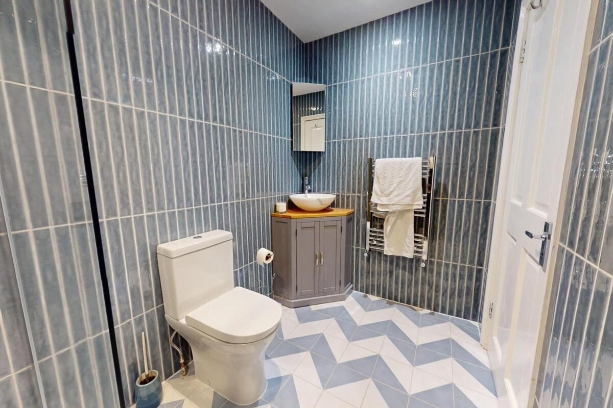Bright 2 Bed With Patio & Backyard On Victoria Park