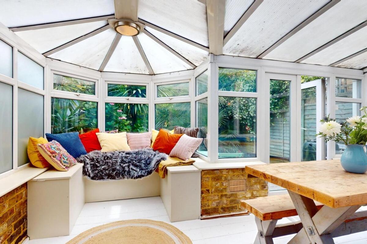 Bright 2 Bed With Patio & Backyard On Victoria Park *