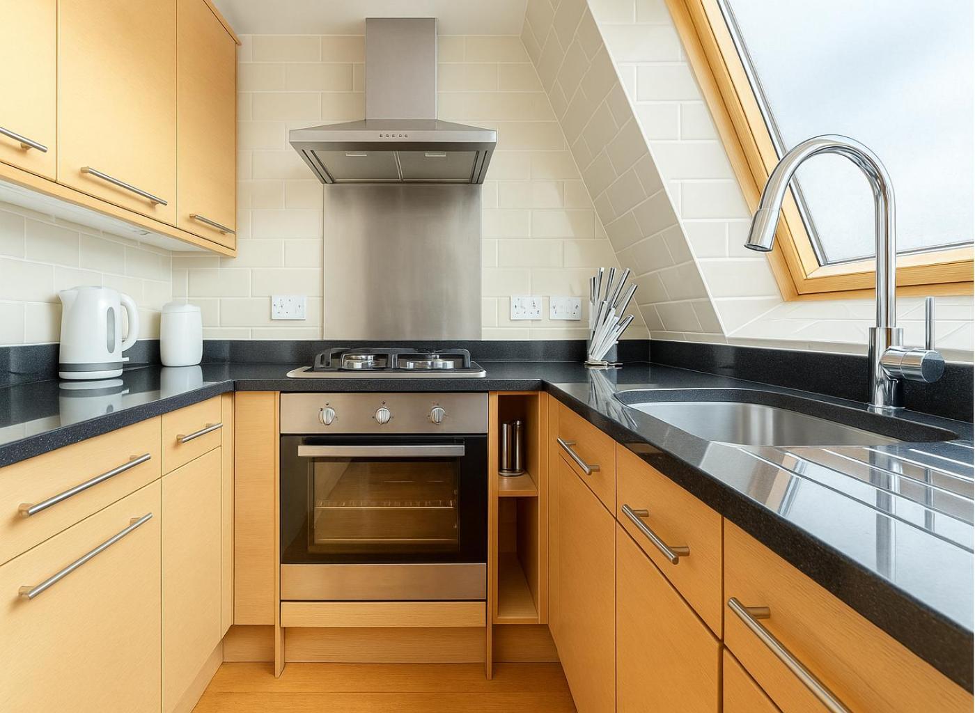 2 Bed Flat Near Acton Park *