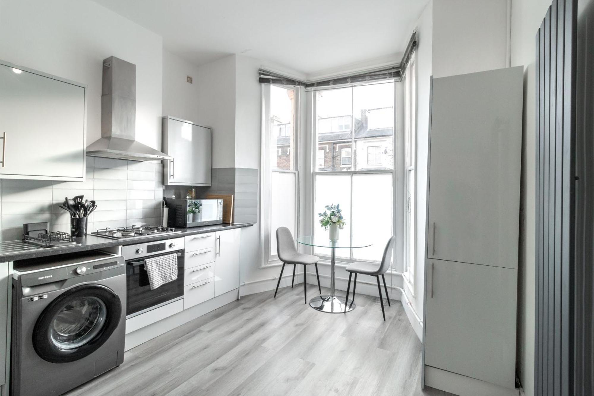 Cosy 3 Bed Flat In Shepherds Bush Sleeps 8 Guest * London
