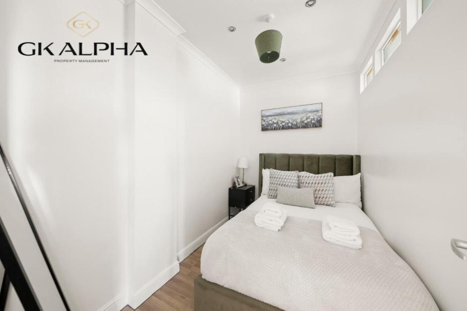 Sophisticated Paddington 2 Bedroom Prime Location Apartment