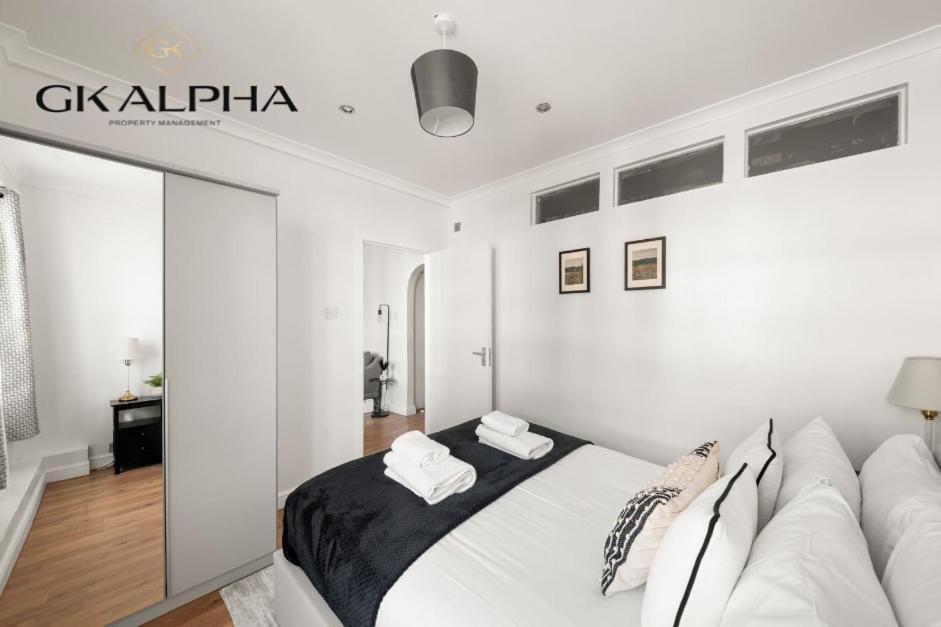 Sophisticated Paddington 2 Bedroom Prime Location Apartment *