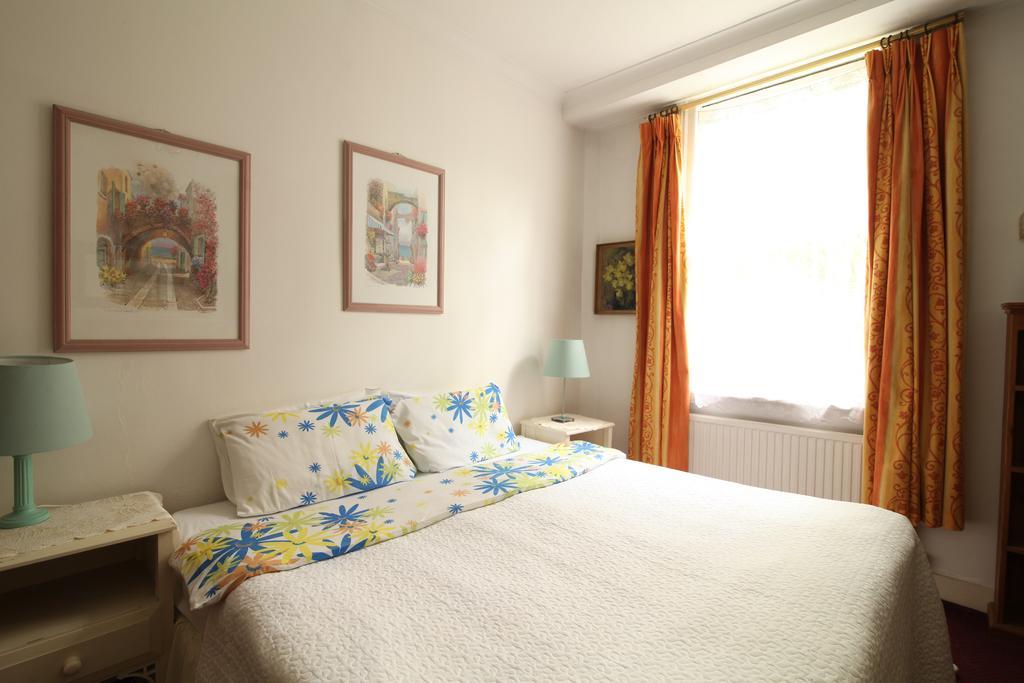 Dawson Place, Juliette's Couette-café 3*
