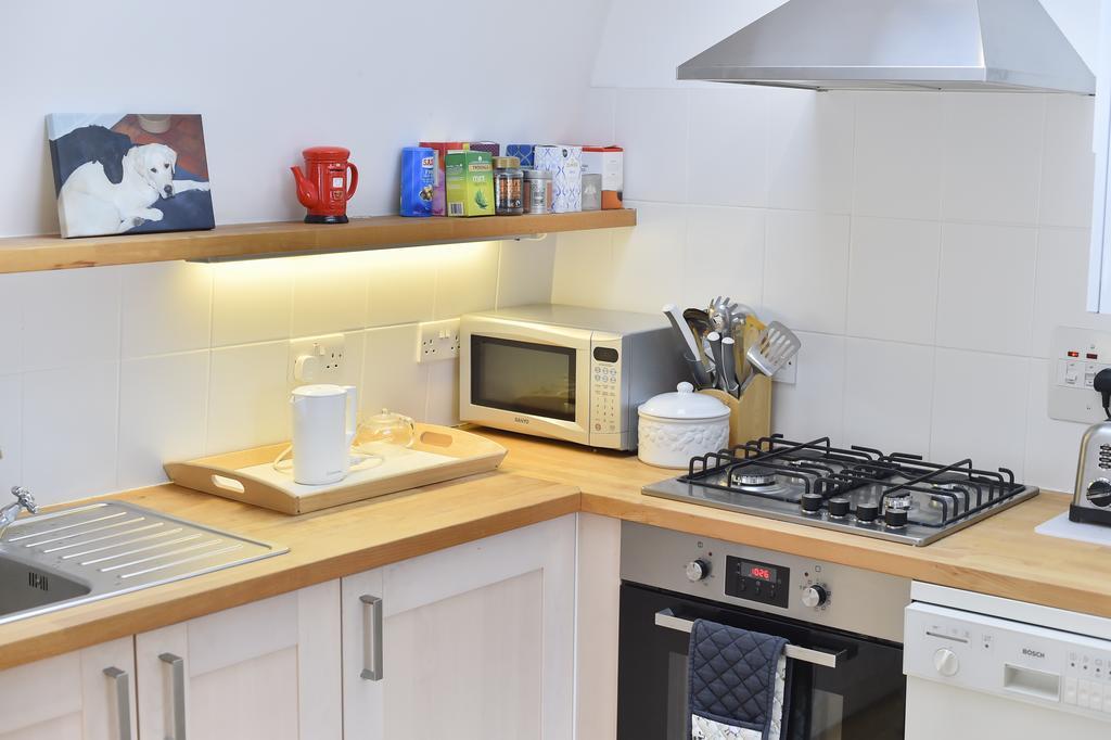 Charming Flat Near Earl's Court Station, 4 Guests *
