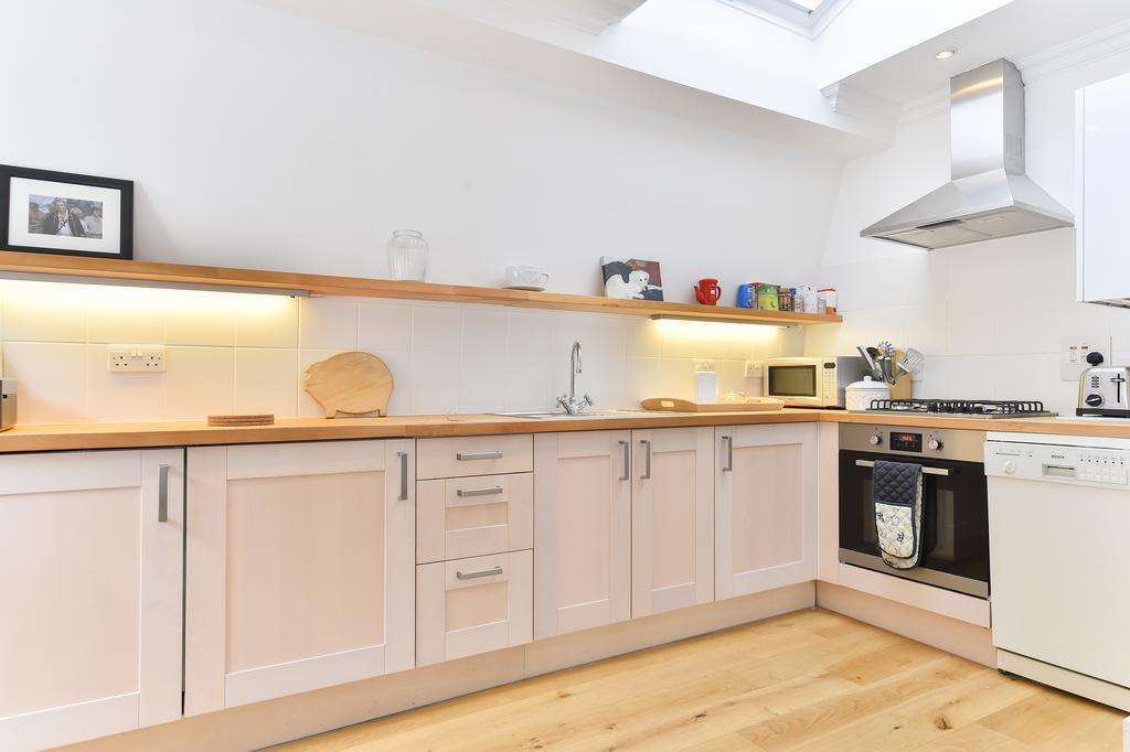 Charming Flat Near Earl's Court Station, 4 Guests