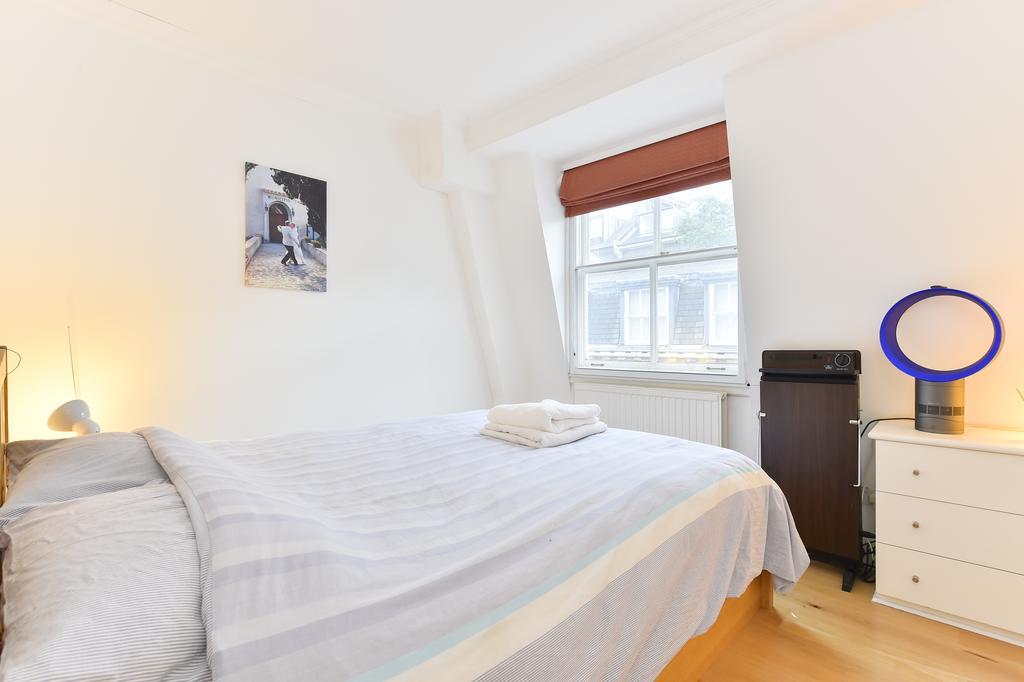 Charming Flat Near Earl's Court Station, 4 Guests London