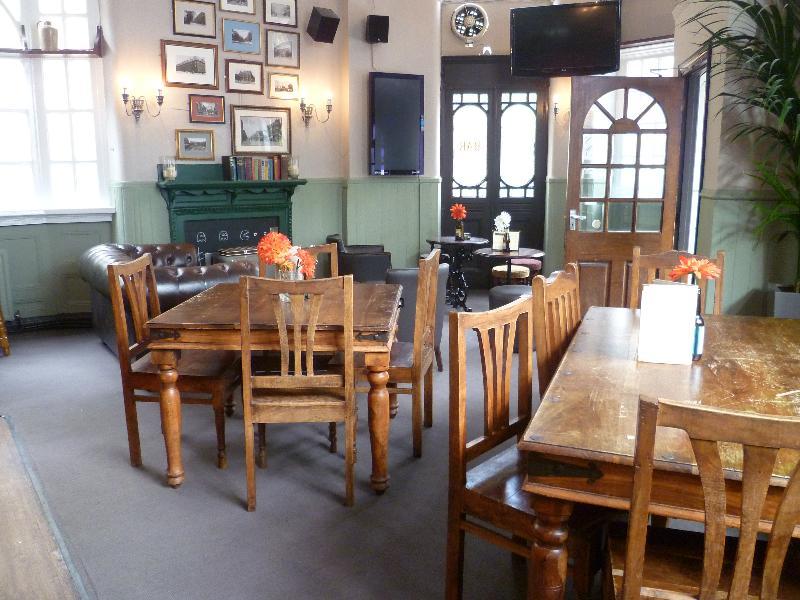 Publove @ The White Ferry, Victoria Hostel Londen