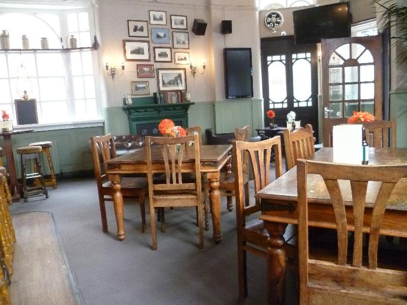 Publove @ The White Ferry, Victoria Londen