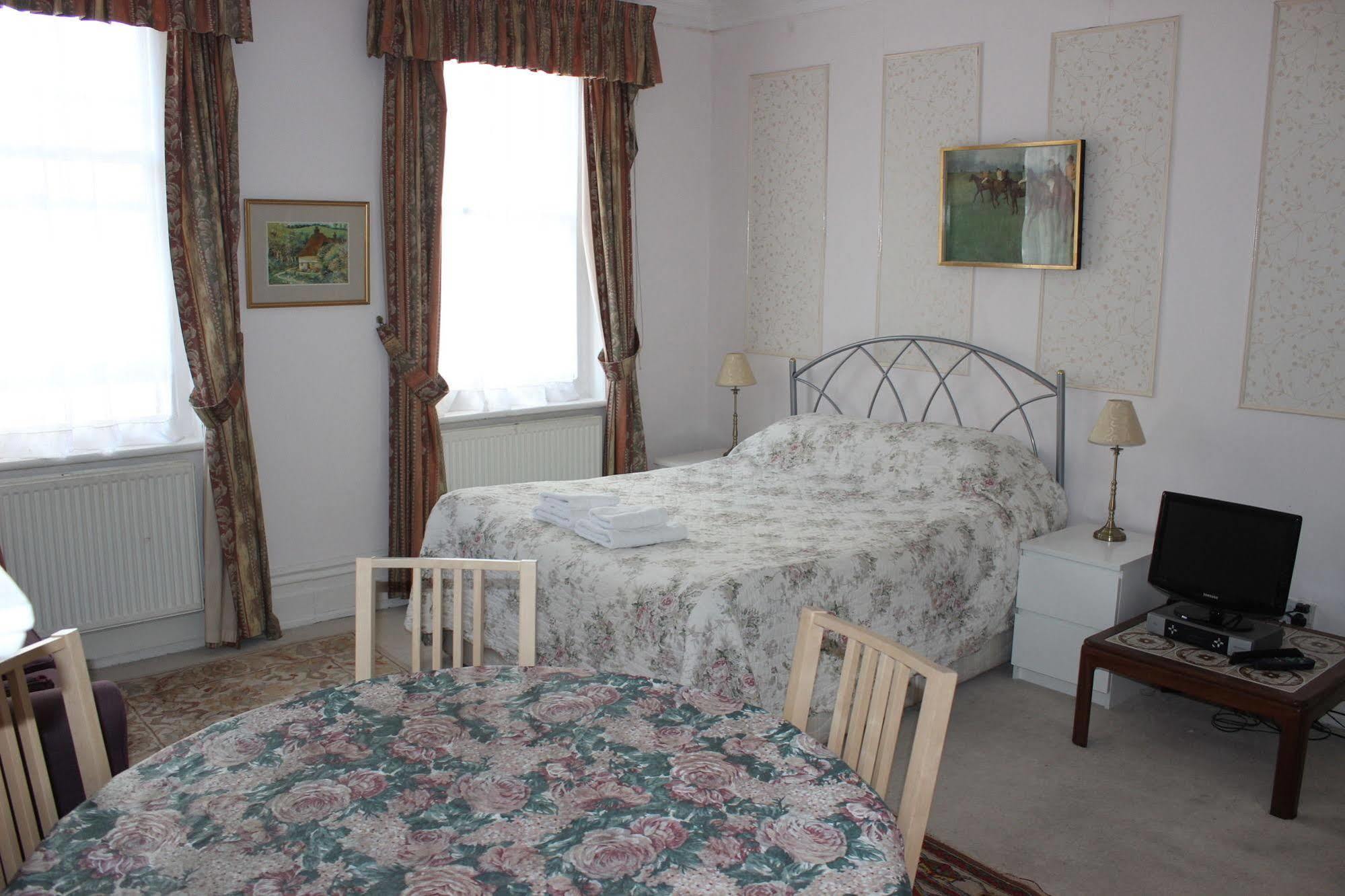 Kensingtoncourt Aparthotel 3*
