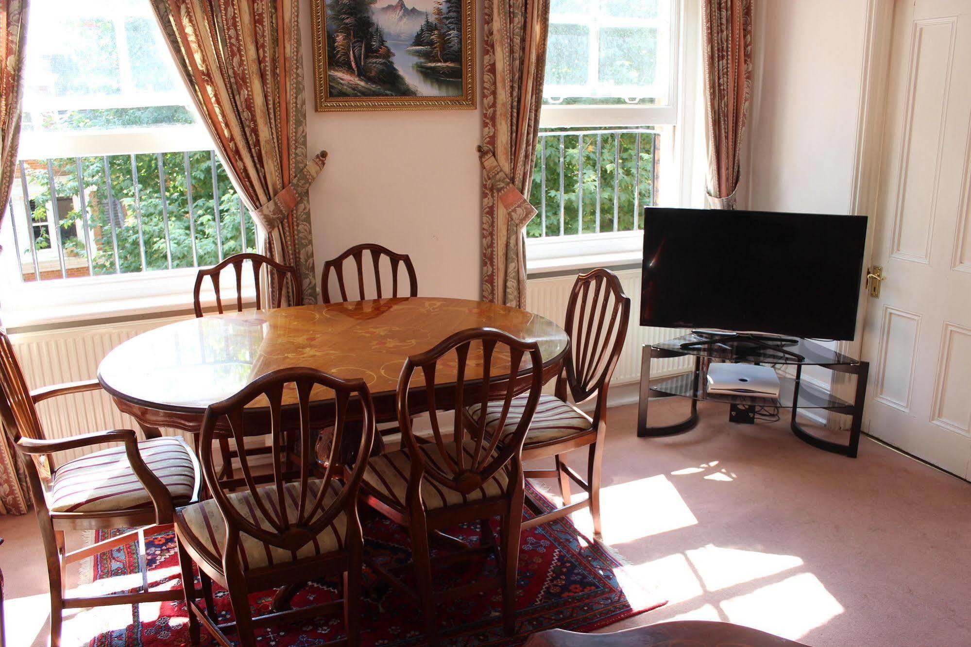 Aparthotel Kensingtoncourt 3*