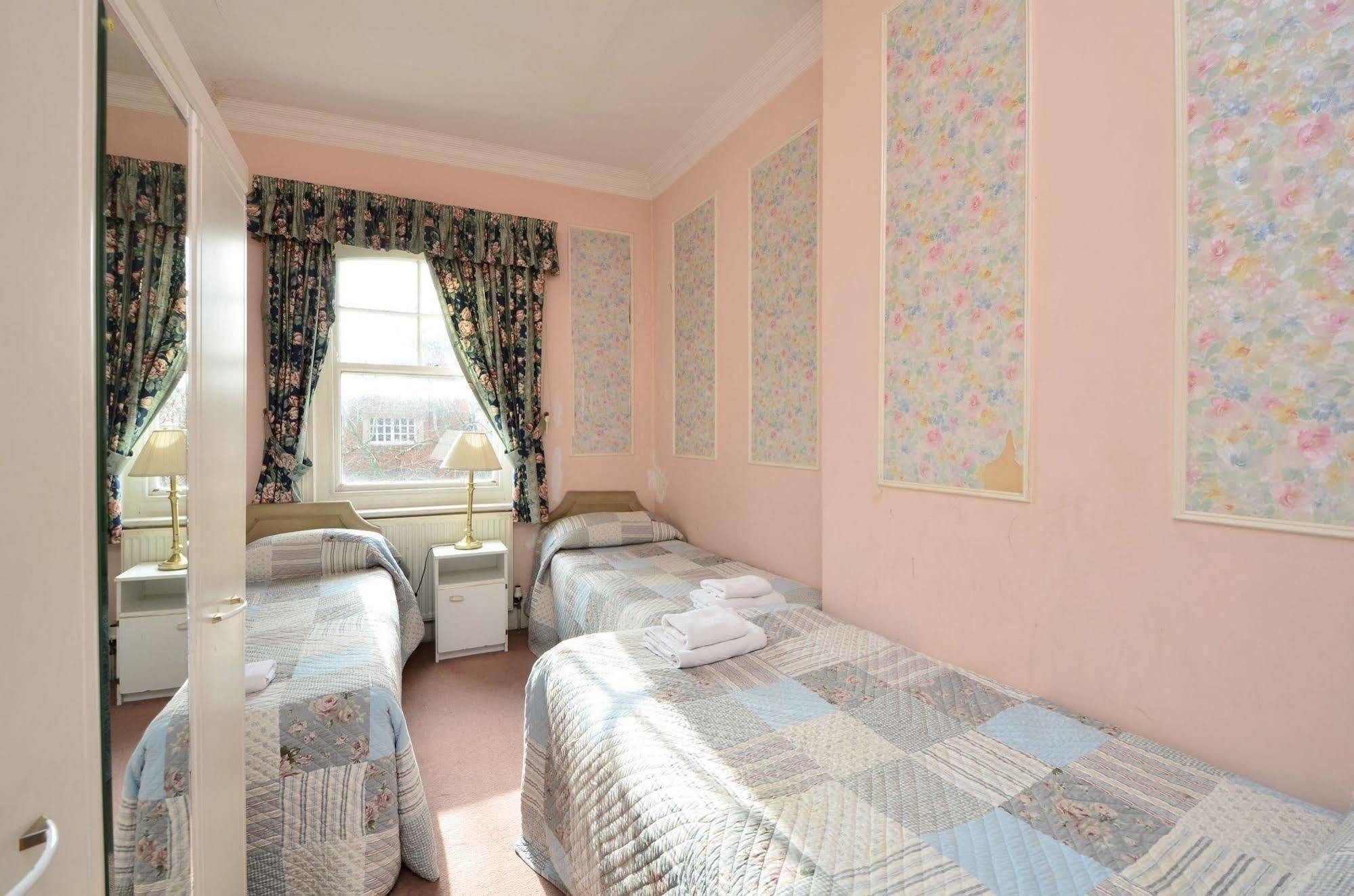Aparthotel Kensingtoncourt 3*