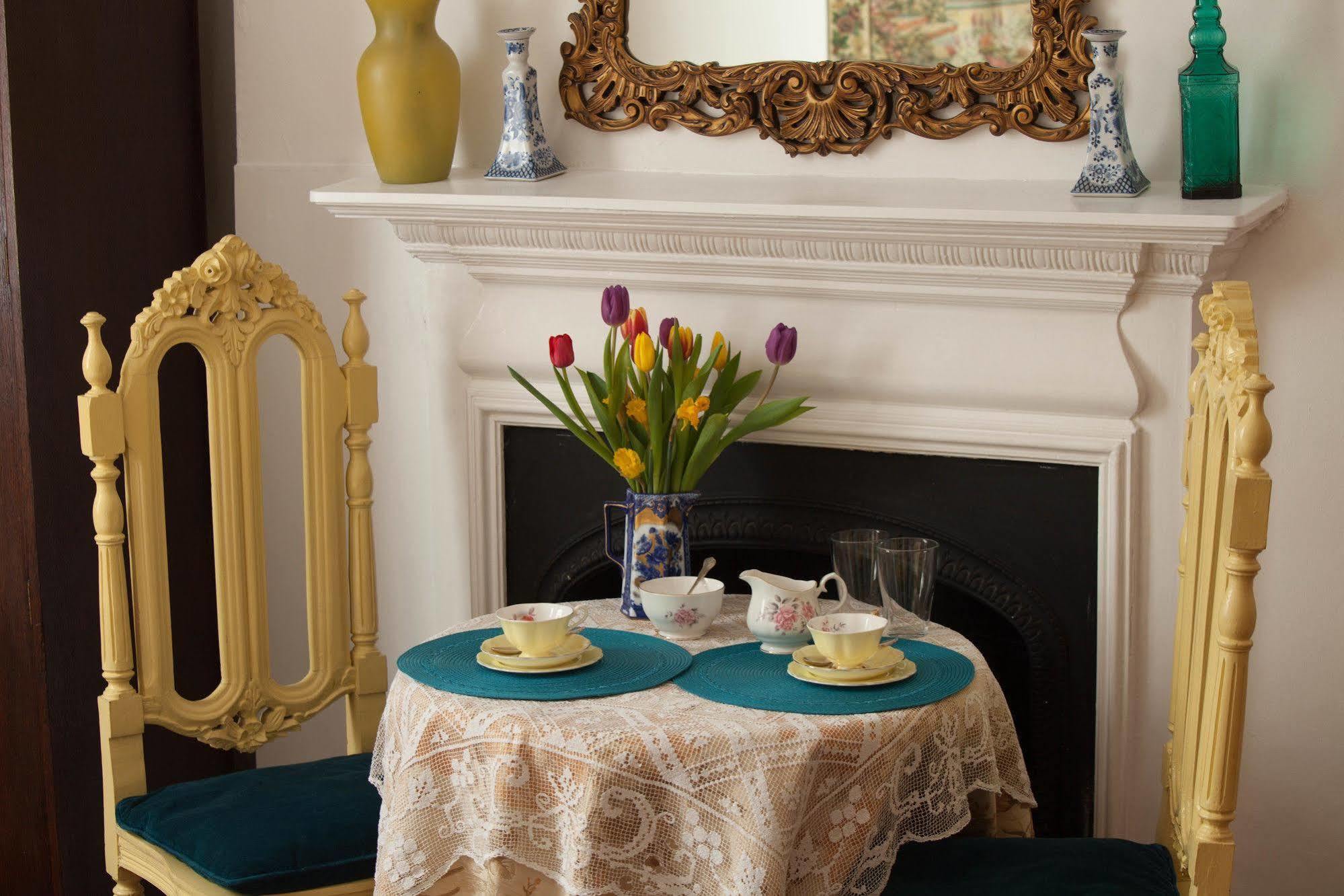 Dawson Place, Juliette's Couette-café