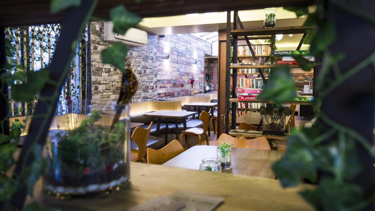 The Club @ Willesden Hostel Londen
