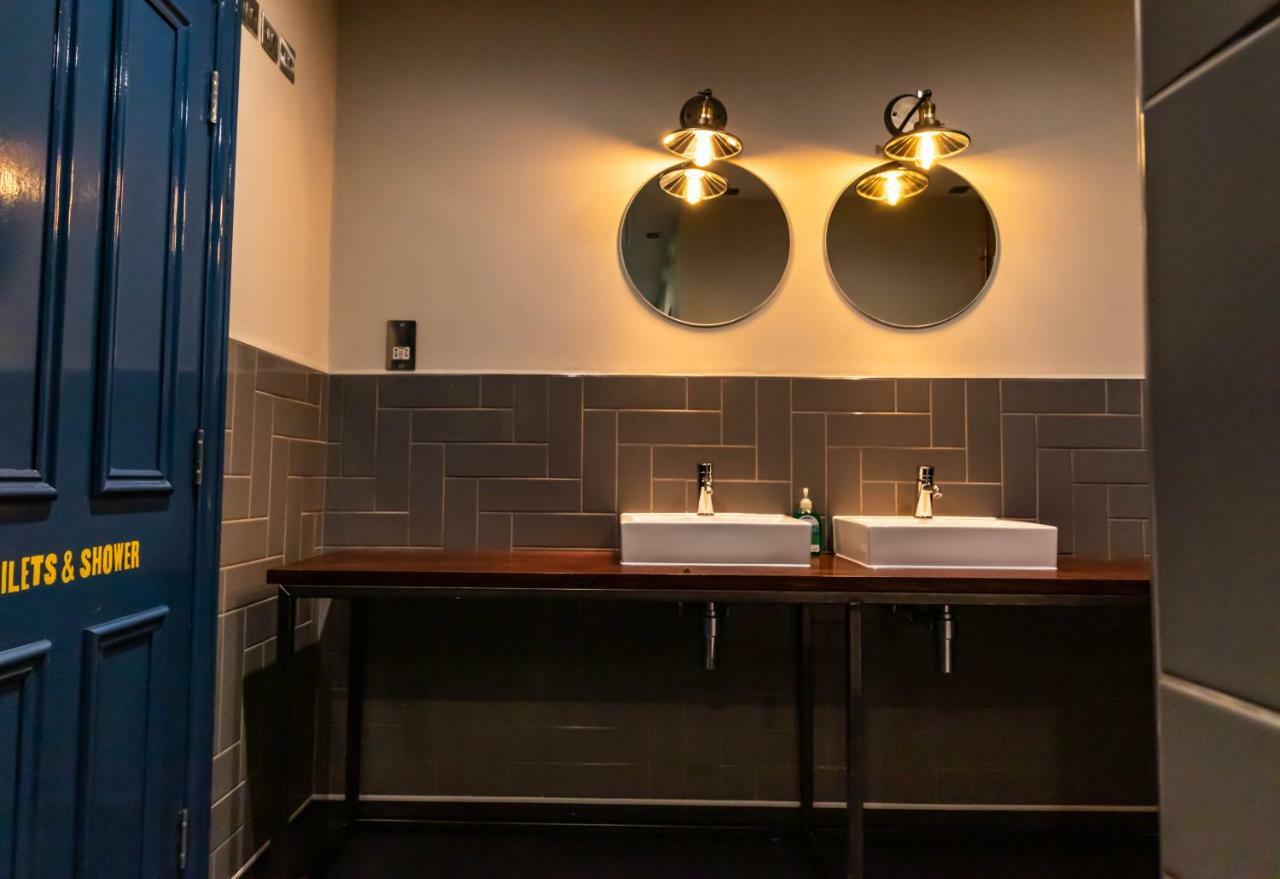 Publove @ The White Ferry, Victoria Hostel Londen