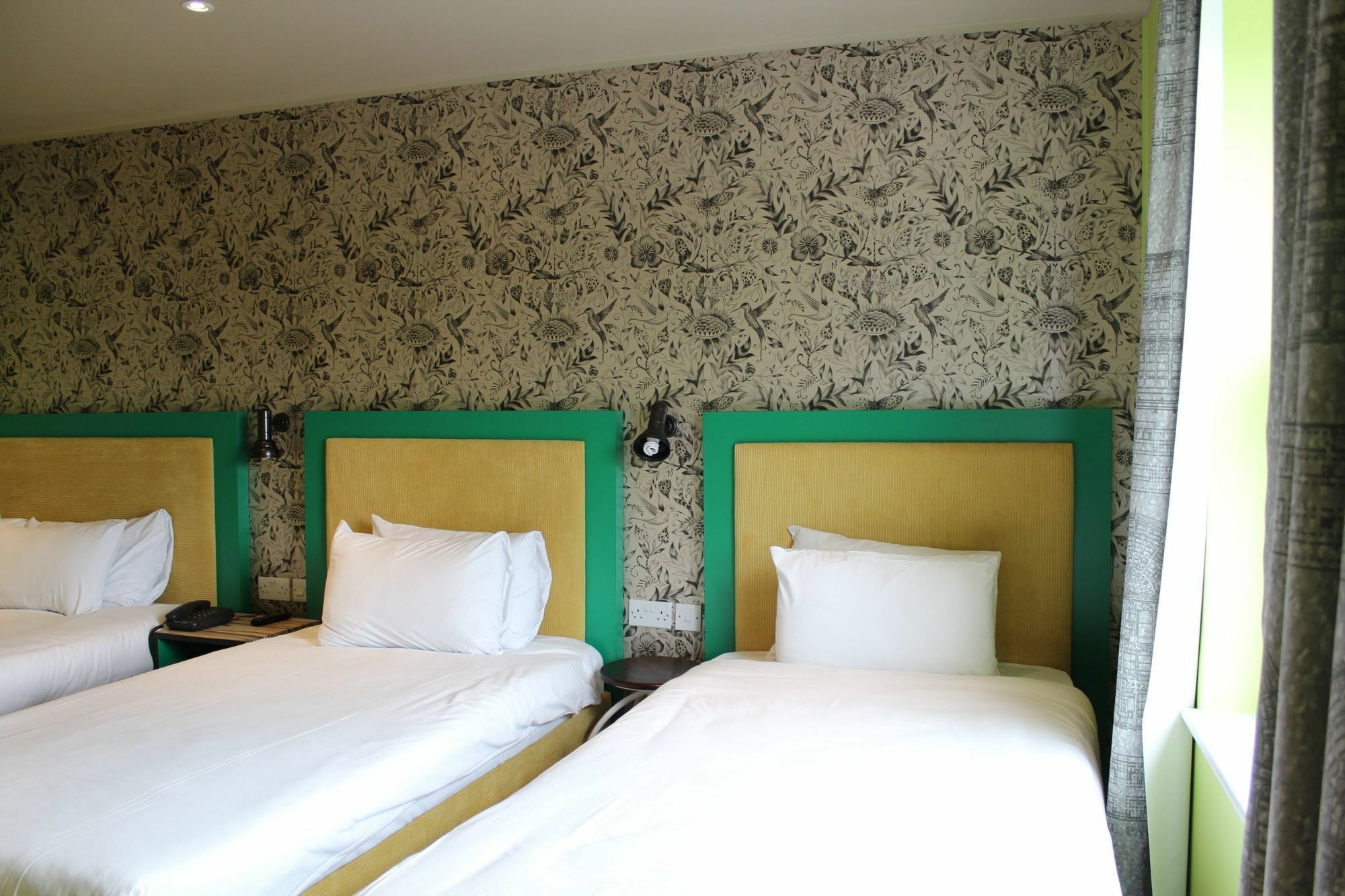 Western Queens Crystal Palace 3*