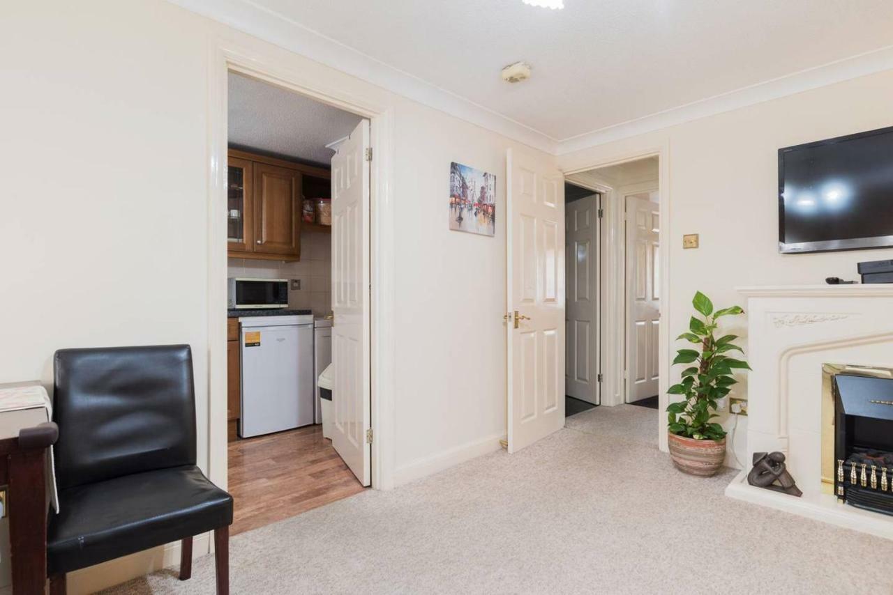 1 Bedroom Near Excel *