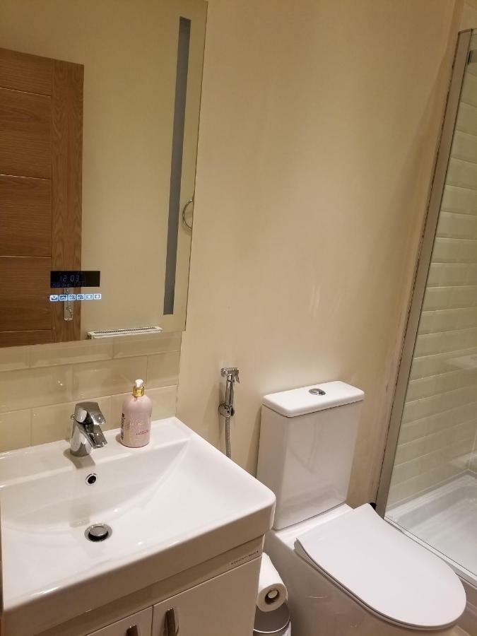Luxury 1min Walk From Underground, With Free Parking Free Wifi Apartamento