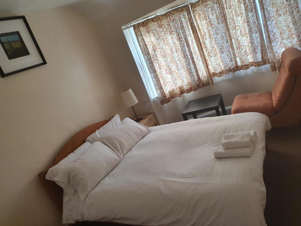 Ferienhaus Elegant House 10 Minutes Walk To Wembley Stadium London