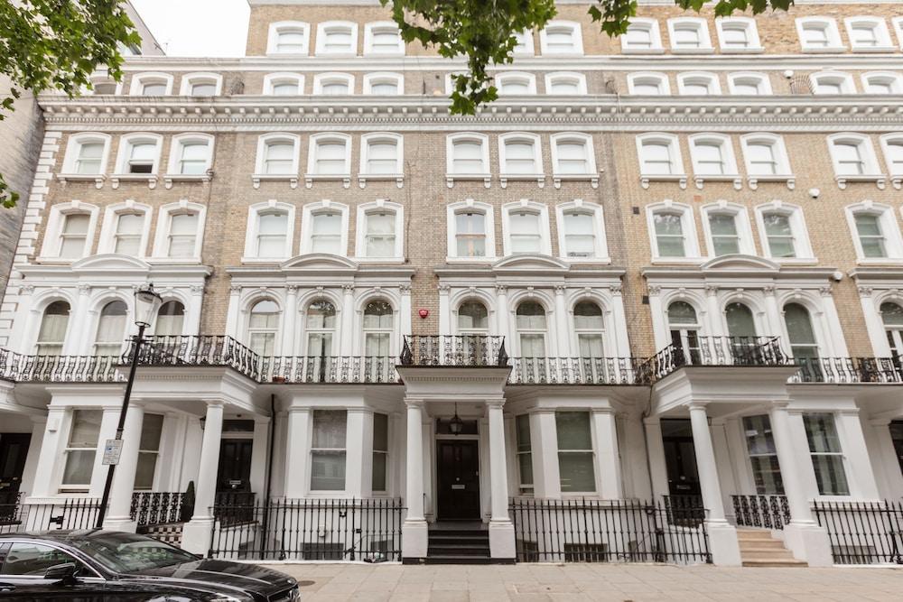 Bed and breakfast Harrods 3*
