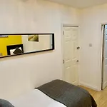 4 Bedrooms, 3 Baths, Full Kitchen And Lounge, Garden, Free Parking