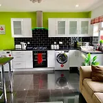 4 Bedrooms, 3 Baths, Full Kitchen And Lounge, Garden, Free Parking
