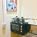4 Bedrooms, 3 Baths, Full Kitchen And Lounge, Garden, Free Parking