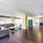 Hans Place Apartments