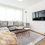 *Spacious-Modern One Bed Flat. Riverside Location*