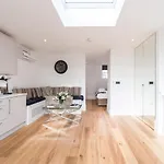 Luxury Flat With Sw Balcony In Fulham Broadway