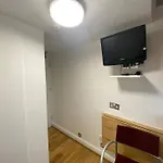 F14- Single Studio Shared Shower/Toilet Near Paddington