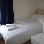 F14- Single Studio Shared Shower/Toilet Near Paddington