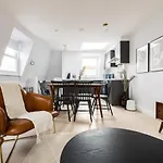 The Margravine Maisonette - Modern & Bright 2Bdr Flat