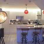 Spacious 1 Bedroom Split Level Old Pub Conversion Tower Bridge