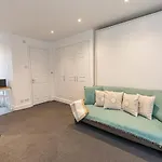 Modern Studio Flat With Balcony On The King\'S Road In Chelsea, London