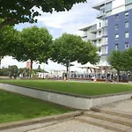Modern Flat By River Thames And Park In Putney
