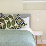 Stunning Two Bed Apartment Rh8