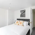 Skyvillion - 2 Bed Cottage In Finchley- 2 Mins Walk To East Finchley Tube Station