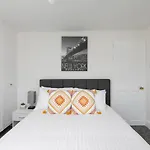 Skyvillion - 2 Bed Cottage In Finchley- 2 Mins Walk To East Finchley Tube Station