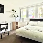 Private Bedrooms In A Flat! Home Away From Home! Shared Bathroom