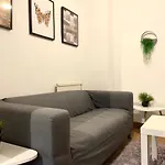 Private Bedrooms In A Flat! Home Away From Home! Shared Bathroom