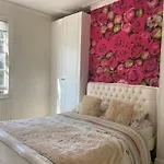 1St Floor Luxury 2 Bedroom 1 Bathroom Apartment Hampstead London